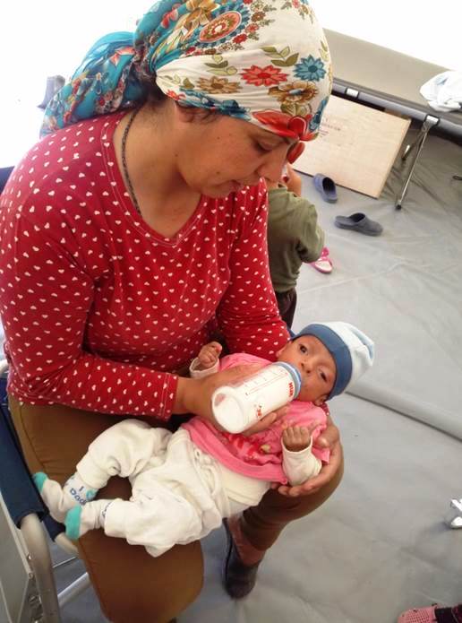 キャンプでわが子の成長を案じる難民女性 （ネオカバラで）。写真は日本赤十字社が提供